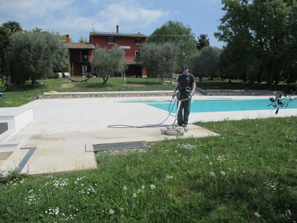 <h3>Pulizia area piscina, che fare?</h3>