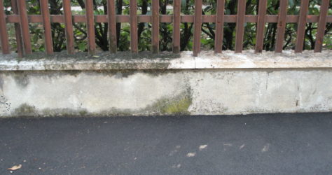 Muretto di recinzione in cemento e pietra 1