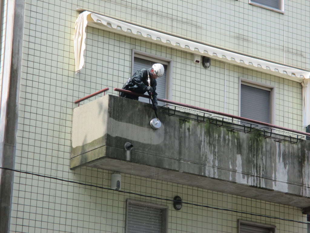 <h3>Come pulire poggioli e balconi in cemento?</h3>