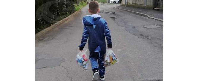 <h3>Filippo, il bambino vestito da squalo che ha ripulito le strade dopo il Carnevale</h3> - Eroi del Pulito - Storie di veri eroi del quotidiano