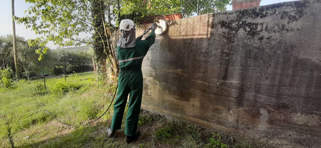 Muro di cemento sporco, che fare? – iDROwash – si prende cura degli edifici  e delle città